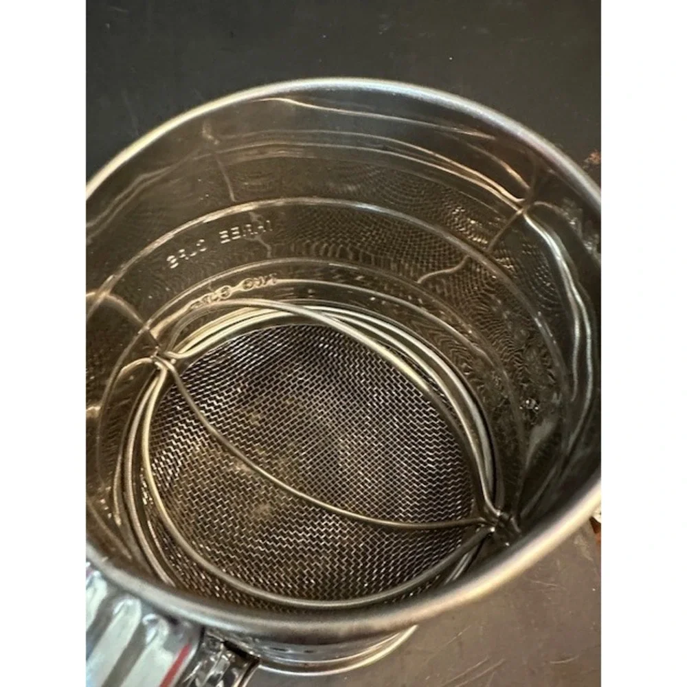 Vintage Style Stainless Steel 3 Cup Flour Sifter with Wood Knob Crank‎ Handle
